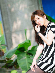 《欧美丰满一区二区免费视频-一女战三老外一女战三黑人》