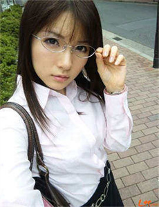《抖动美女胸部-美女搭车色诱司机》