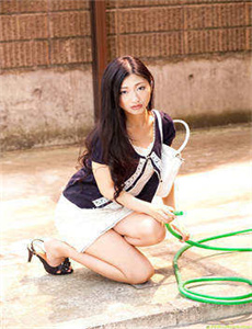 《《女员工的付出》中字-欧美人zzzooo在线观看》