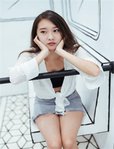 《我和三个穿ck的美女-被别人强了的高h污文》