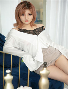 《h小短文纯洁勿入-男生在床上脱美女 胸》